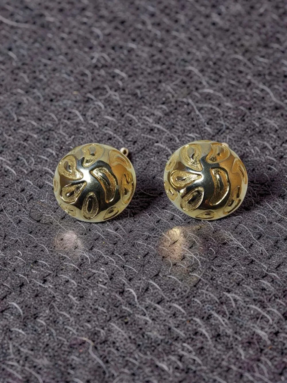 vintage 1980s gold tone shield/dome clip on earrings
